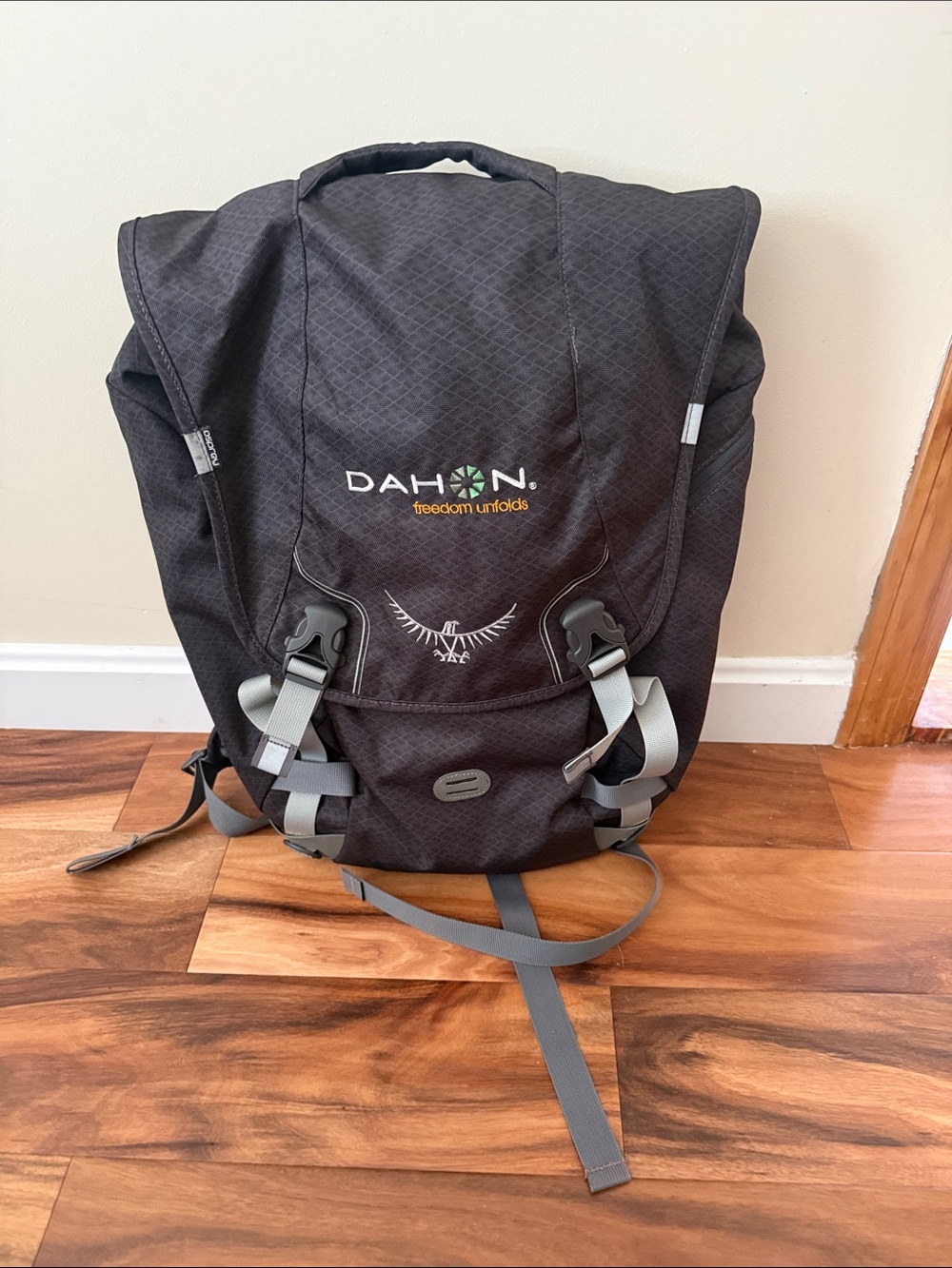 OSPREY Black Men's Commuter Backpack
Absolutely new , not used